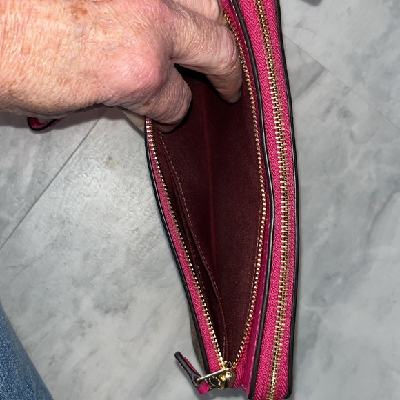 Coach Double zip wristlet large Signature C brown/tan front,fuchsia accents/back - Picture 14 of 17